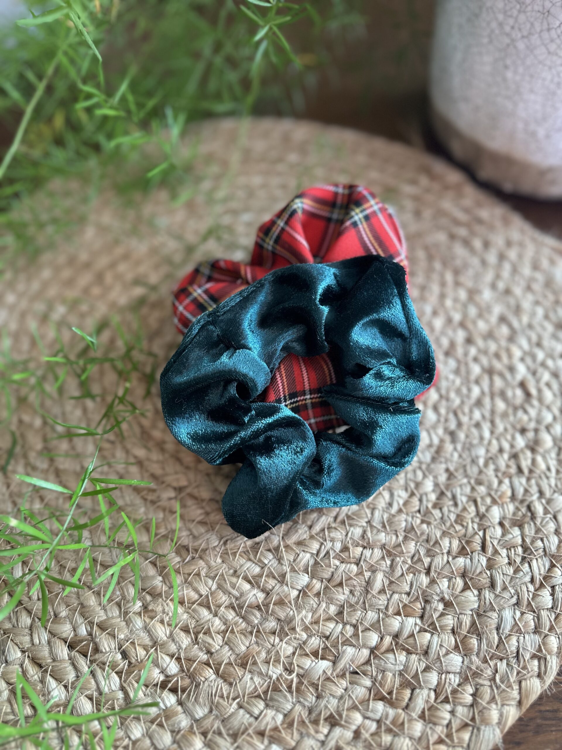 Set of two rubber bands, red check and green velvet