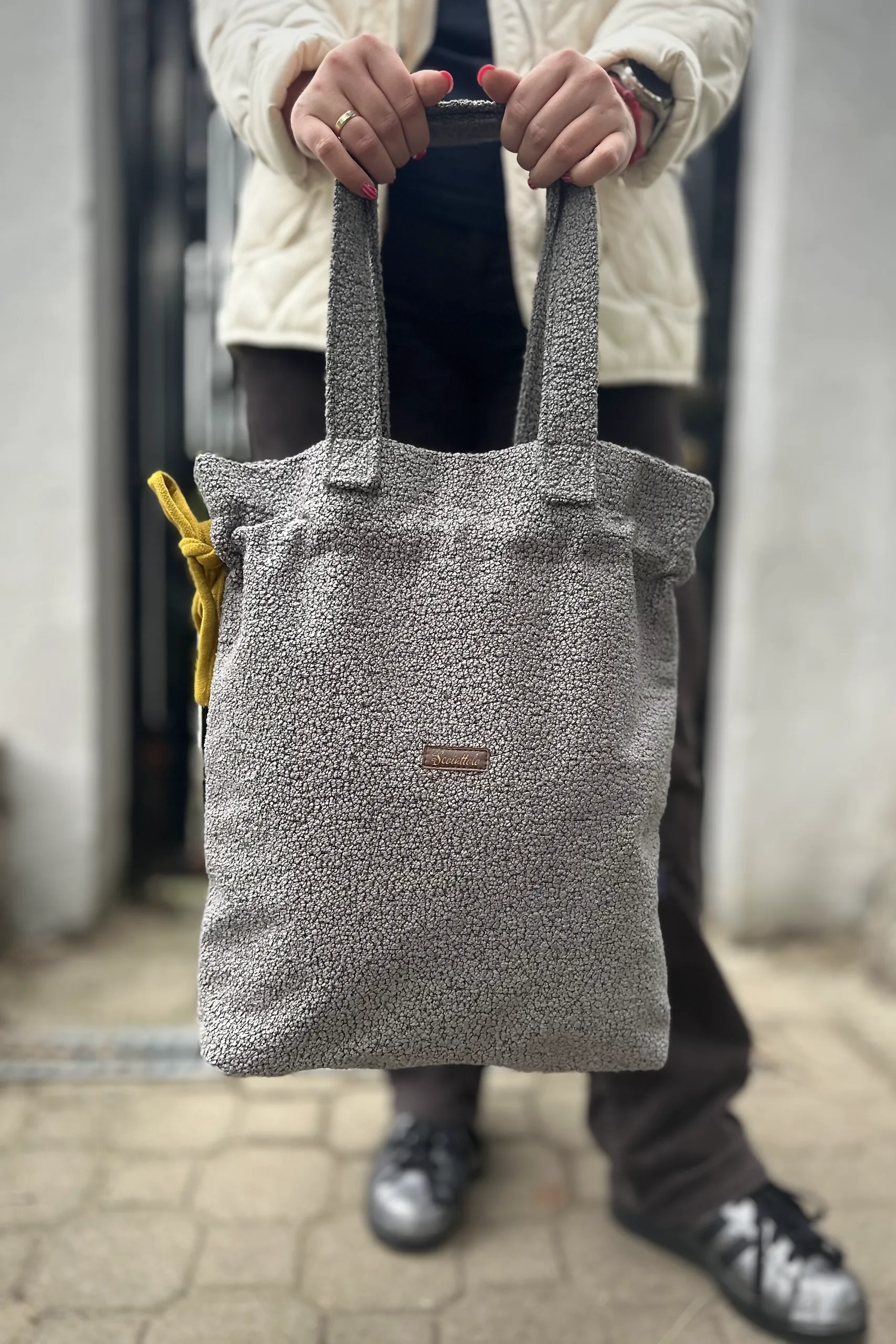 Szara shopperka z tkaniny boucle 1 Szara shopperka z tkaniny boucle, widok z przodu