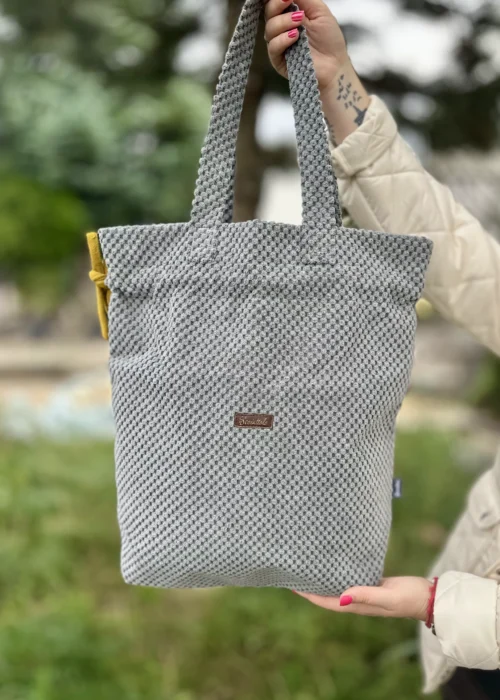 Szara torebka shopper o fakturze plastra miodu, widok z przodu
