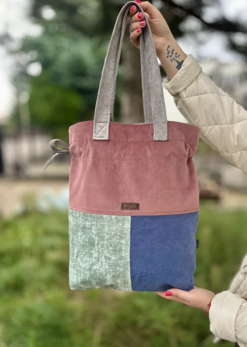Torebka patchwork w pudrowym różu, szałwii i chabrze, widok z przodu